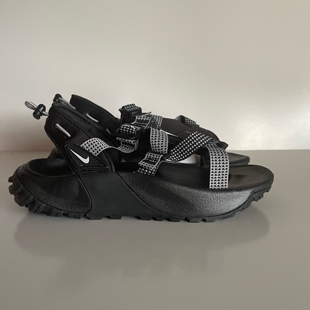 Nike oneonta sandal / black & white/ adjustable / New / women 8 & 9